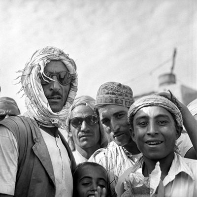 Très indépendante, elle voyageait seule, comme ici au Yemen, quand ses moyens le lui permettaient (coll. Maloof DR) Très indépendante, elle voyageait seule, comme ici au Yemen, quand ses moyens le lui permettaient (coll. Maloof DR)