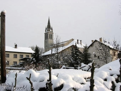 Saint-Julien (ici), Saint-Bonnet et St-Laurent-du-Cros ce sont les lieux qu'a fréquenté Vivian Maier enfant, et où elle revint dans les années 50. C'est là aussi que sa connaissance de l'occitan lui évita quelques déconvenues lors de la vente d'une propriété familiale (photo MN) Saint-Julien (ici), Saint-Bonnet et St-Laurent-du-Cros ce sont les lieux qu'a fréquenté Vivian Maier enfant, et où elle revint dans les années 50. C'est là aussi que sa connaissance de l'occitan lui évita quelques déconvenues lors de la vente d'une propriété familiale (photo MN)