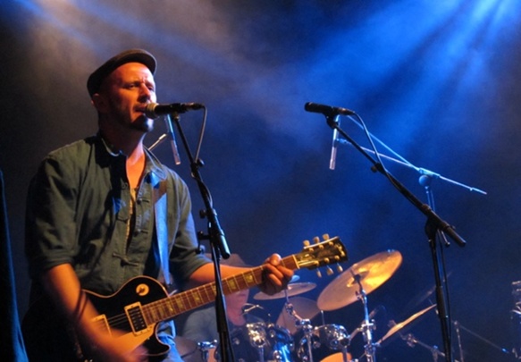 Blu Attard, le guitariste génial de Moussu T, un plasticien particulièrement expressif. Et pourtant, il reste "en division d'honneur" parce que la musique occitane vous fait intelligent mais vous garde loin du système qui vous permet de gagner correctement votre vie (photo MN) Blu Attard, le guitariste génial de Moussu T, un plasticien particulièrement expressif. Et pourtant, il reste "en division d'honneur" parce que la musique occitane vous fait intelligent mais vous garde loin du système qui vous permet de gagner correctement votre vie (photo MN)