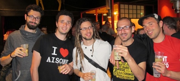 Le musicien occitan doit créer son label, son tourneur, et même son public...ici les jeunes d'Aisone (Vau Stura), la "chourmo" du Seriol à Marseille (photo MN) Le musicien occitan doit créer son label, son tourneur, et même son public...ici les jeunes d'Aisone (Vau Stura), la "chourmo" du Seriol à Marseille (photo MN)
