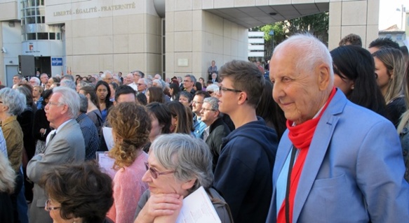 Une assistance nombreuse devant l'Hôtel de Région pour honorer la mémoire de Frédéric Mistral, mort en 1914, et affirmer la modernité de sa pensée (photo MN) Une assistance nombreuse devant l'Hôtel de Région pour honorer la mémoire de Frédéric Mistral, mort en 1914, et affirmer la modernité de sa pensée (photo MN)