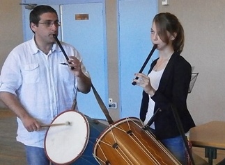 Eric Iglesias et une de ses élèves dans le cadre du projet « Orchestre au collège » à Nyons (photo AC DR)