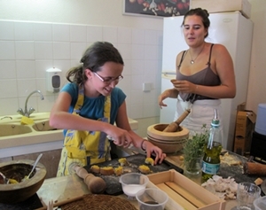 Patrimoine, environnement, danse, langue, boutis, littérature et même cuisine...On fait de tout dans les stages occitans d'été (photo MN)