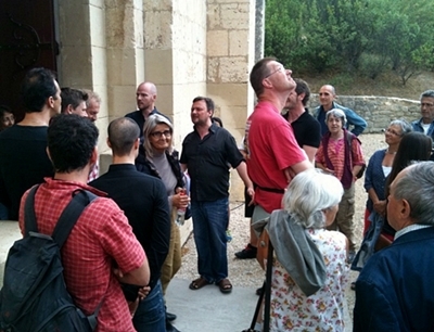 Pour l'ultime rappel, le groupe chante l'aubade à son public, invité à sortir de l'abbaye (photo MN) Pour l'ultime rappel, le groupe chante l'aubade à son public, invité à sortir de l'abbaye (photo MN)