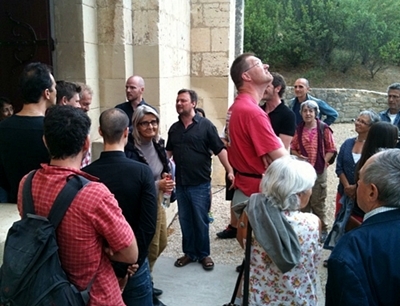 Pour l'ultime rappel, le groupe chante l'aubade à son public, invité à sortir de l'abbaye (photo MN)