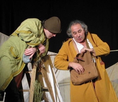 Décrue budgétaire, intermittence aggravée...un des résultats c'est que les formations sont plus petites qu'avant. Ici lo Teatre de la Rampa joue Lo Boçut (photo MN) Décrue budgétaire, intermittence aggravée...un des résultats c'est que les formations sont plus petites qu'avant. Ici lo Teatre de la Rampa joue Lo Boçut (photo MN)