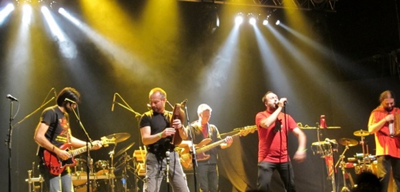 Le régime de l'intermittence du spectacle est propre à la France et à la Belgique. Aussi le groupe occitan des Valladas d'Italie Lou Seriol n'en bénéficie pas. Etendre le système à l'Europe ?  (photo MN) Le régime de l'intermittence du spectacle est propre à la France et à la Belgique. Aussi le groupe occitan des Valladas d'Italie Lou Seriol n'en bénéficie pas. Etendre le système à l'Europe ?  (photo MN)