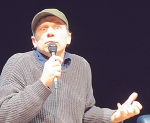 Simon McBurney, prêt à toutes les modifications/manipulations ? (photo MN)