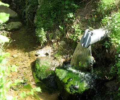 Eau rendue au milieu après une épuration sur lit de roseaux à Pourcieux (83)