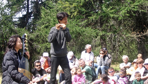 Parfois l'idée de départ rencontre un public et accroche son territoire. Alors l'événement s'inscrit durablement dans le pays. Musique traditionnelle du Japon au Festival de Chaillol en 2005 (photo MN)