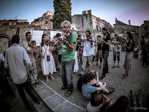 La "violonnade" vesperale. Le Zinzan réserve des moments festifs au village, mais l'aïoli ne monte guère encore entre le Festival et la population locale (photo XDR)