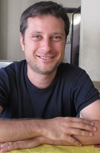 Matthieu Poitevin enseigne à plus de cent-cinquante lycéens et collégiens à Orange. Une situation exceptionnelle qu'un système local favorise, fait de partenariats, de solidarités et de projets d'échanges (photo MN) Matthieu Poitevin enseigne à plus de cent-cinquante lycéens et collégiens à Orange. Une situation exceptionnelle qu'un système local favorise, fait de partenariats, de solidarités et de projets d'échanges (photo MN)