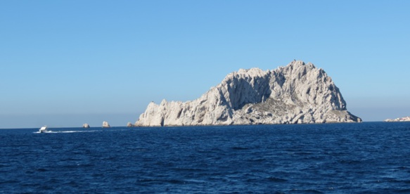 A 8km au large, depuis 1966, la fosse de Cassidaigne aura reçue vingt millions de tonnes de terres d'exploitations. Alteo devrait à l'avenir y rejeter des effluents liquides, contenant 80 tonnes par an de solides (photo MN)