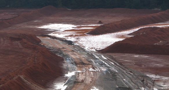 Le site gardannais de Mangegarri, dépôt de boues rouges, exploitable pour une quinzaine d'années (photo MN) Le site gardannais de Mangegarri, dépôt de boues rouges, exploitable pour une quinzaine d'années (photo MN)