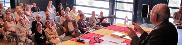 Avant de dévoiler la plaque, le public s'est intéressé à cette fameuse Santo-Estelo de Ventabren, avec l'historien Felip Martel (photo MN) Avant de dévoiler la plaque, le public s'est intéressé à cette fameuse Santo-Estelo de Ventabren, avec l'historien Felip Martel (photo MN)