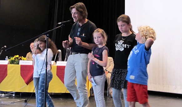 Parmi cinq écoles primées (et dotées de 500€ par l'Aeloc) le prix des jeunes a été attribué à l'école de Ménerbes pour un travail sur la toponymie occitane du village. Autres primés : La Calandreta d'Orange, l'école de Puyloubier, le lycée Thiers de Marseille, les lycées Jean Monet (Vitrolles) et Cézanne (Aix) pour la création d'un spectacle sur le Pouèmo dóu Rose (photo MN) Parmi cinq écoles primées (et dotées de 500€ par l'Aeloc) le prix des jeunes a été attribué à l'école de Ménerbes pour un travail sur la toponymie occitane du village. Autres primés : La Calandreta d'Orange, l'école de Puyloubier, le lycée Thiers de Marseille, les lycées Jean Monet (Vitrolles) et Cézanne (Aix) pour la création d'un spectacle sur le Pouèmo dóu Rose (photo MN)