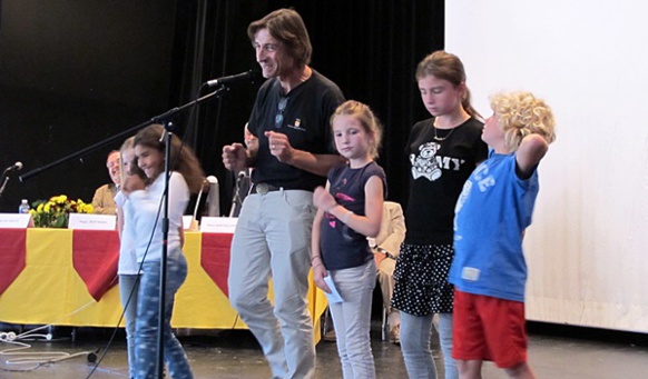 Parmi cinq écoles primées (et dotées de 500€ par l'Aeloc) le prix des jeunes a été attribué à l'école de Ménerbes pour un travail sur la toponymie occitane du village. Autres primés : La Calandreta d'Orange, l'école de Puyloubier, le lycée Thiers de Marseille, les lycées Jean Monet (Vitrolles) et Cézanne (Aix) pour la création d'un spectacle sur le Pouèmo dóu Rose (photo MN)