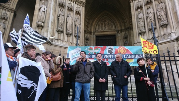 Novembre 2019 à Paris, Pour Que Vivent Nos Langues vient de réaliser sa première action publique; désormais la réunion des défenseurs des langues régionales agit de concert, y compris dans la crise actuelle des postes au Capes  de langues minoritaires (photo MN)