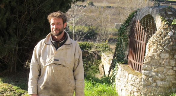 A Mouans-Sartoux, la commune a recruté un paysan, Sébastien Jourde, pour développer une exploitation agricole dont la mission est d'alimenter la cantine scolaire (photo MN)