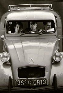 La 2CV des débuts symbolisera en 2000 le caractère durable du Massilia et de ses valeurs (photo MSS DR) La 2CV des débuts symbolisera en 2000 le caractère durable du Massilia et de ses valeurs (photo MSS DR)