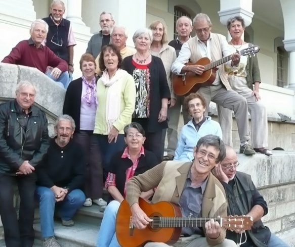 Lo Rescòntre Gapian le sent, la manifestation pourrait bien devenir une figure de proue culturelle pour le territoire...Reste à trouver les moyens matériels. JP Motte est le second à partir de la g. assis. (photo XDR) Lo Rescòntre Gapian le sent, la manifestation pourrait bien devenir une figure de proue culturelle pour le territoire...Reste à trouver les moyens matériels. JP Motte est le second à partir de la g. assis. (photo XDR)