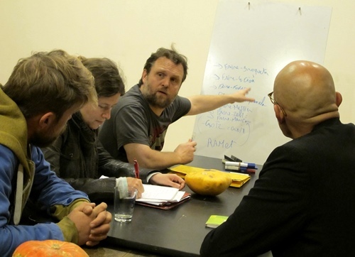 Dans les nouveaux locaux du l'OPM les cours sont des conversations pour avancer en douceur dans l'apprentissage de l'occitan. Ici le cours du mardi avec Sébastien Abbal (photo MN) Dans les nouveaux locaux du l'OPM les cours sont des conversations pour avancer en douceur dans l'apprentissage de l'occitan. Ici le cours du mardi avec Sébastien Abbal (photo MN)