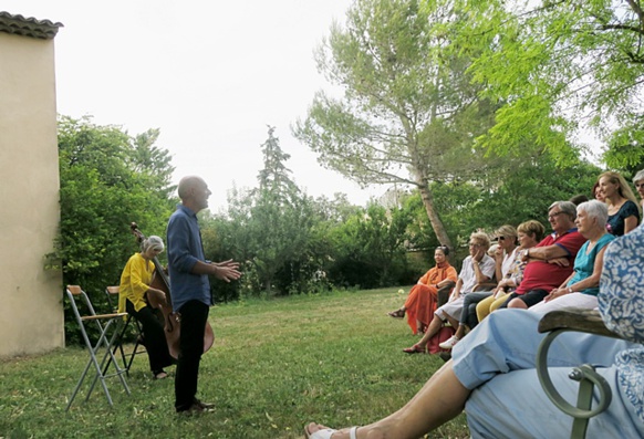 Avec Christiane Ildevert devant un public choisi dans le pays d'Aix pour Dialogues avec l'oiseau (photo MN)