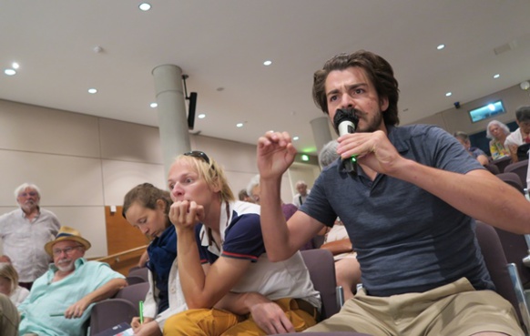 La marque de l'Université Occitane d'Eté de Nîmes, que propose la Marpoc, c'est le débat de société, autant que possible mené en occitan. Ici la clôture de l'édition 2022 avec une conférence-débat sur le changement climatique (photo MN) La marque de l'Université Occitane d'Eté de Nîmes, que propose la Marpoc, c'est le débat de société, autant que possible mené en occitan. Ici la clôture de l'édition 2022 avec une conférence-débat sur le changement climatique (photo MN)