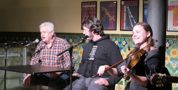 Le public est invité à commenter lui aussi la campagne lors de "tensons" comme ici au centre Artesa Tradicionarius de Gràcia, avec le groupe Corrandes són corrandes (photo MN) Le public est invité à commenter lui aussi la campagne lors de "tensons" comme ici au centre Artesa Tradicionarius de Gràcia, avec le groupe Corrandes són corrandes (photo MN)