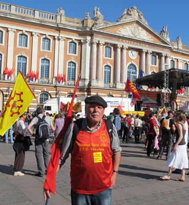 Mars 2011 place du Capitole à Toulouse...l'occitan depuis, a gagné du galon transfrontalier... (photo MN) Mars 2011 place du Capitole à Toulouse...l'occitan depuis, a gagné du galon transfrontalier... (photo MN)
