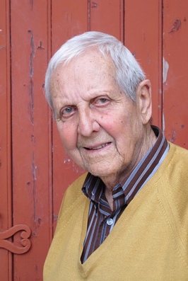 Joan Saubrement signe son second ouvrage de souvenirs : après la marine, les chemins de fer...et toujours ce sens de l'anecdote qui dit l'époque (photo MN) Joan Saubrement signe son second ouvrage de souvenirs : après la marine, les chemins de fer...et toujours ce sens de l'anecdote qui dit l'époque (photo MN)