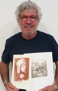 Didier Mir, artiste autant que collecteur, illustre son ouvrage avec ses propres œuvres : ici des gravures sur cuivre : Gaston Beltrame et le village déserté (photo MN)