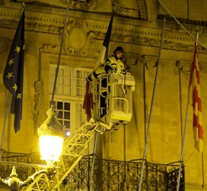 Drapeaux en berne, Marseillaise chantée, dans une foule presqu'exclusivement d'origine européenne, brassant les symboles à disposition immédiate. Aix le 7 janvier (Photo MN)