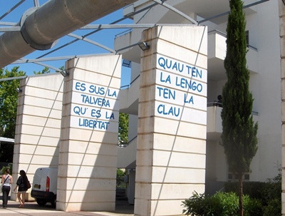 Un environnement favorable à Orange. Ici le lycée de l'Arc, où l'association Ben Leu a financé la signalisation bilingue de l'établissement dans lequel enseigne Matthieu Peitavin (photo XDR)