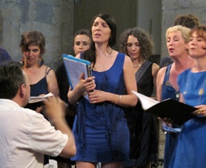 Dans le film de S Benillouche on assiste à la genèse du projet "Madalena" avec Manu Theron et des groupes vocaux féminins (photo MN) Dans le film de S Benillouche on assiste à la genèse du projet "Madalena" avec Manu Theron et des groupes vocaux féminins (photo MN)
