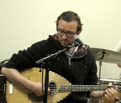 Sam Karpienia, comme d'autres artistes, donnera un coup de pouce à l'Association du Cours Julien, le 30 avril, et pas seulement sur les cordes de sa mandole! (photo MN)