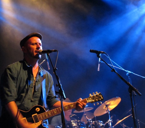 "Les salles de concert n'acceptent plus de prendre des risques. Comment alors permettre aux talents (ici Blu, le guitariste et chanteur de Moussu T e lei Jovents) d'émerger ou de s'exprimer ?" (photo MN) "Les salles de concert n'acceptent plus de prendre des risques. Comment alors permettre aux talents (ici Blu, le guitariste et chanteur de Moussu T e lei Jovents) d'émerger ou de s'exprimer ?" (photo MN)