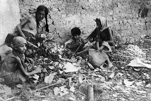 Une famille arménienne au bout du voyage, en 1915-16. Leurs descendants auront un riche destin dans leurs pays d'accueil, sans oublier leurs origines (photo Pères Mékarhistes, Ile St-Lazare, Venise)