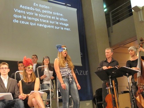 Les conventions de vie lycéenne et apprentis permettent déjà de financer les projets culturels tel que celui-ci, basé sur le Poème du Rhône, de Mistral, joué en mai 2014 à l'Hôtel de Région. La promotion des langues régionales garantie par le contrat de plan pourrait multiplier leur nombre et améliorer leur qualité tout en attirant de nouveaux élèves aux cours de provençal, mais aussi d'arménien ou de berbère (photo MN) Les conventions de vie lycéenne et apprentis permettent déjà de financer les projets culturels tel que celui-ci, basé sur le Poème du Rhône, de Mistral, joué en mai 2014 à l'Hôtel de Région. La promotion des langues régionales garantie par le contrat de plan pourrait multiplier leur nombre et améliorer leur qualité tout en attirant de nouveaux élèves aux cours de provençal, mais aussi d'arménien ou de berbère (photo MN)