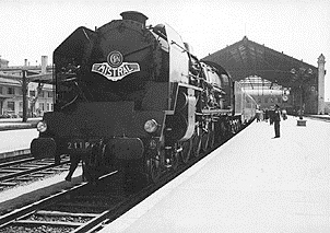 En 1948-49 le Mistral (ici en gare Saint-Charles à Marseille, roule encore au charbon (photo XDR) En 1948-49 le Mistral (ici en gare Saint-Charles à Marseille, roule encore au charbon (photo XDR)