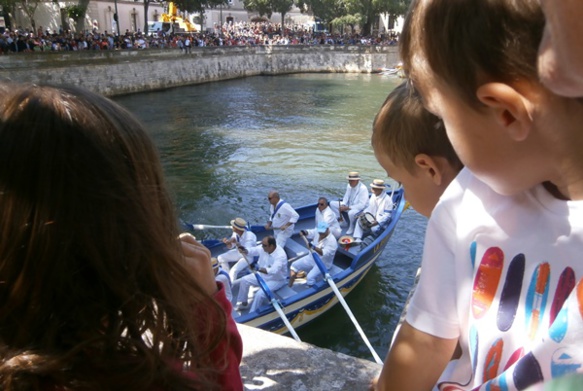 Le succès est tel que le public ne peut voir correctement la Targa (photo AC DR) Le succès est tel que le public ne peut voir correctement la Targa (photo AC DR)