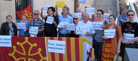 Rassemblement à Marseille à l'appui du jeûne d'Anne-Marie Hautant et d'Hervé Guerrera pour l'Office de la langue occitane (photo MN)