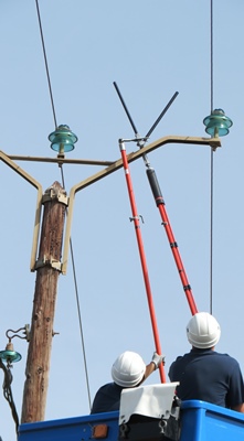 Le vissage des "bougies" s'effectue à distance d'au moins 0,60 m à cause des 20 000 volts de la ligne (photo MN) Le vissage des "bougies" s'effectue à distance d'au moins 0,60 m à cause des 20 000 volts de la ligne (photo MN)