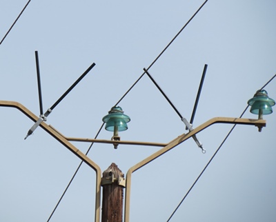 Les bougies en place, les rapaces seront dissuadés de se poser et empêchés de s'électrocuter (photo MN)