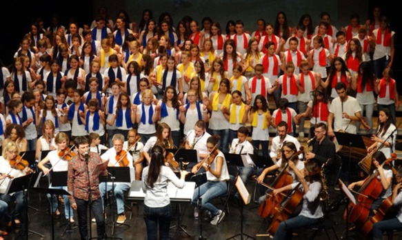 180 collégiens chantent en provençal, italien et d'autres langues romanes à St-Maximin (photo DM DR)