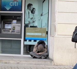 Loin des Ramblas et de la ville à touristes les déclassés de la crise financière de 2008 peuplent les entrées d'agences bancaires, souvent expulsés de leur logement par celles-ci (photo MN)