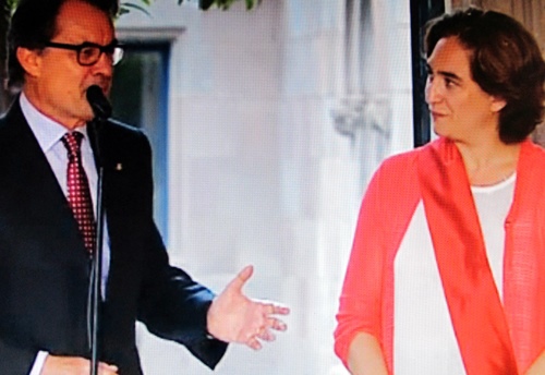 Jusqu'alors il suffisait à Artur Mas, le pdt de la Generalitat, de s'entendre avec Xaxier Trias, à l'Ajuntament, pour décider d'un projet urbain. Ada Colau cherchera elle à imposer des projets plus sociaux. Elle s'est déjà opposée à la signature des ultimes contrats passés par son prédécesseur, sur le départ (photo TV de Barcelona DR) Jusqu'alors il suffisait à Artur Mas, le pdt de la Generalitat, de s'entendre avec Xaxier Trias, à l'Ajuntament, pour décider d'un projet urbain. Ada Colau cherchera elle à imposer des projets plus sociaux. Elle s'est déjà opposée à la signature des ultimes contrats passés par son prédécesseur, sur le départ (photo TV de Barcelona DR)