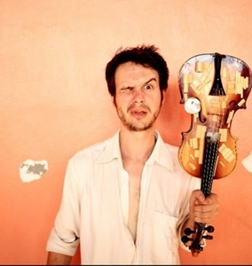 Avec Delta Sonic, Henri Maquet fusionne, en un one man show, musique électronique et trad provençale. Et ça se danse! (photo XDR) Avec Delta Sonic, Henri Maquet fusionne, en un one man show, musique électronique et trad provençale. Et ça se danse! (photo XDR)