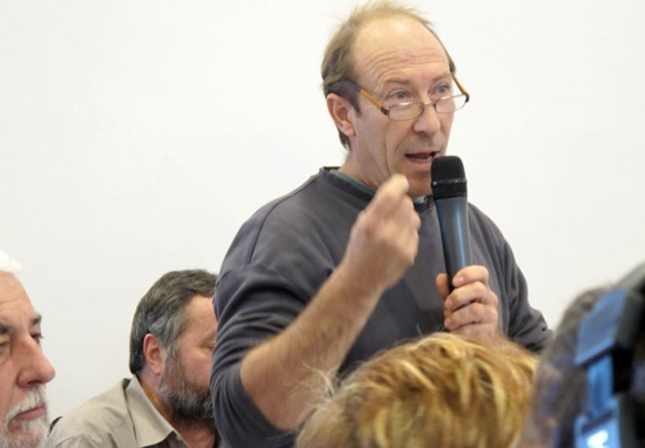 Un viticulteur défend à Aix l'espace agricole ...et la langue occitane comme éléments de durabilité de l'aménagement du territoire provençal (photo MN)