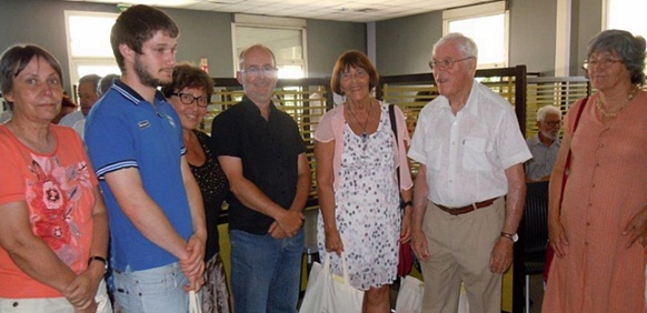 Lors de la remise des prix, autour de Glaudi Barsotti (en chemise blanche), le fondateur de la chronique Mesclum (photo XDR) Lors de la remise des prix, autour de Glaudi Barsotti (en chemise blanche), le fondateur de la chronique Mesclum (photo XDR)
